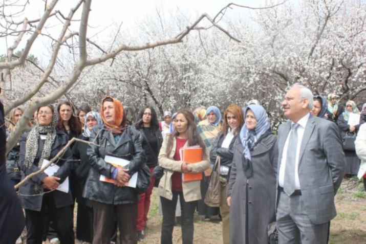 Kadın Çiftçilere Tarımsal Yenilikler Anlatılıyor